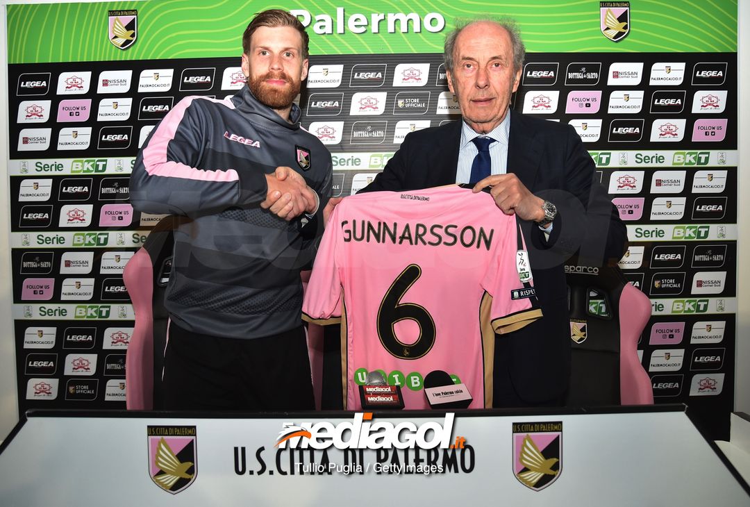  PALERMO, ITALY - MARCH 01: Niklas Gunnarsson (L) poses with  President Rino Foschi during his presentation as new player of US Citta' di Palermo at Tenente Carmelo Onorato Sports Center on March 01, 2019 in Palermo, Italy. (Photo by Tullio M. Puglia/Getty Images) 
