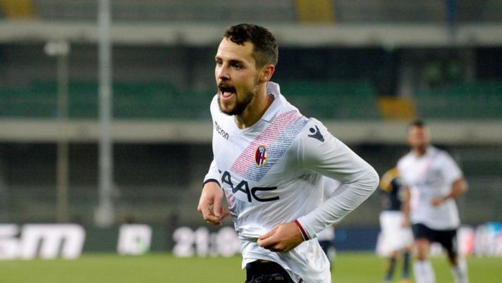 VERONA, ITALY - NOVEMBER 20: Mattia Destro of Bologna FC celebrates aftrer scoring his teams first goal during the Serie A match between Hellas Verona FC and Bologna FC at Stadio Marc'Antonio Bentegodi on November 20, 2017 in Verona, Italy. (Photo by Dino Panato/Getty Images) Destro segna ancora, ma a Donadoni non basta: “Può far meglio! Le panchine…” - immagine 1