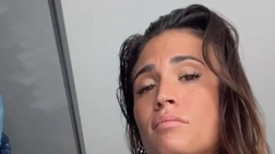 Carolina Marcialis super sensuale. Lady Cassano incanta in accappatoio