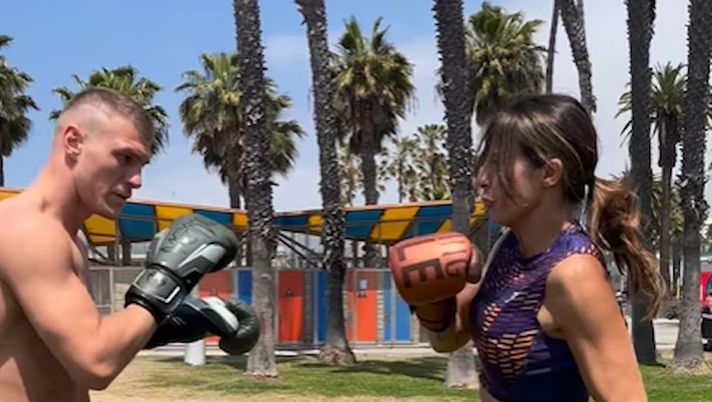 Elisabetta Canalis ricomincia dal suo allenatore: mano nella mano a Los Angeles - immagine 1