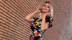 Anna Falchi in splendida forma: la showgirl indossa un vestito a tema primaverile