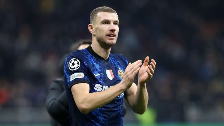 MILAN, ITALY - NOVEMBER 24: Edin Dzeko of FC Internazionale celebrates their side's victory after the UEFA Champions League group D match between FC Internazionale and Shakhtar Donetsk at Giuseppe Meazza Stadium on November 24, 2021 in Milan, Italy. (Photo by Marco Luzzani/Getty Images) Dzeko: “Conte mi voleva, Inzaghi come un compagno. Dicono che devo fare più gol…” - immagine 1