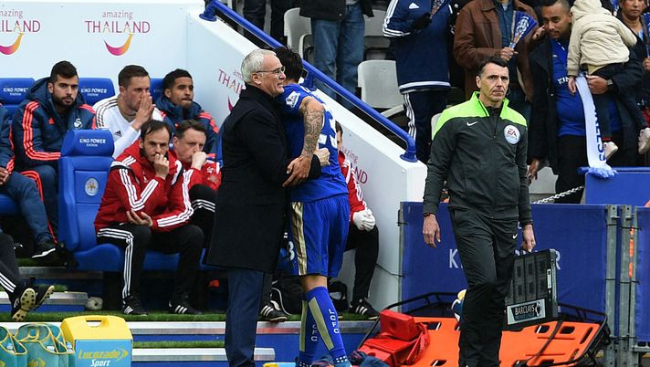 LEICESTER, ENGLAND - APRIL 24:  Claudio Ranieri manager of Leicester City embraces Leonardo Ulloa of Leicester City during the Barclays Premier League match between Leicester City and Swansea City at The King Power Stadium on April 24, 2016 in Leicester, United Kingdom.  (Photo by Ross Kinnaird/Getty Images) 