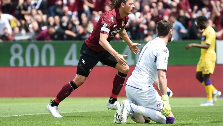 SALERNO, ITALY - APRIL 24: Milan Djuric of US Salernitana celebrates after scoring the 1-0 goal during the Serie A match between US Salernitana and ACF Fiorentina at Stadio Arechi on April 24, 2022 in Salerno, Italy. (Photo by Francesco Pecoraro/Getty Images) Da Salerno: Djuric può partire a 0, la Fiorentina ci prova. L’offerta Viola - immagine 1