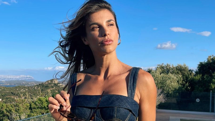 Elisabetta Canalis esplosiva come non mai: scatto in topless su un tetto Elisabetta Canalis esplosiva come non mai: scatto in topless su un tetto