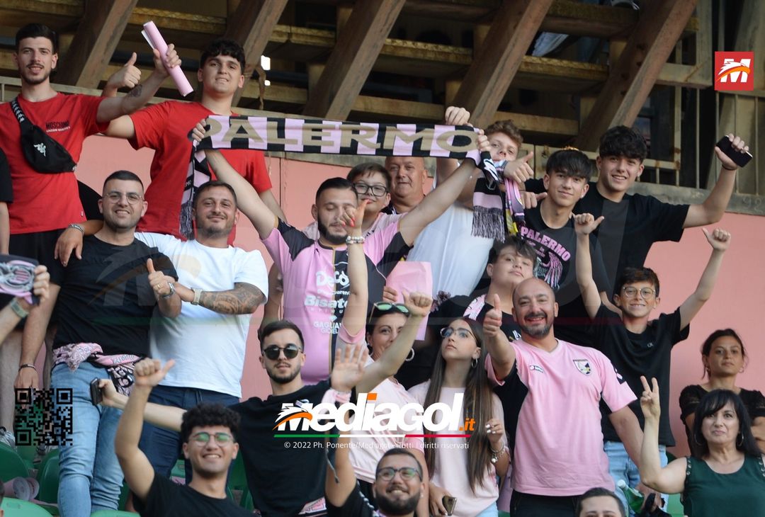 Fototifo, facce da Serie B. I tifosi allo stadio per Palermo-Padova 1-0 - immagine 5