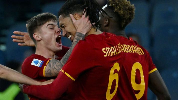 Roma's British defender Chris Smalling (C) celebrates scoring his team's second goal during the Serie A football match between AS Roma and Salernitana at The Olympic Stadium in Rome on April 10, 2022. (Photo by Filippo MONTEFORTE / AFP) (Photo by FILIPPO MONTEFORTE/AFP via Getty Images) Voti fantacalcio: che Smalling! La scelta su Verdi, Abraham come Ibanez, Karsdorp ok - immagine 1