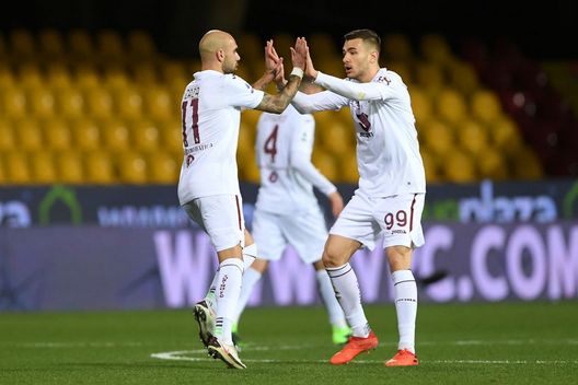  BENEVENTO, ITALY - JANUARY 22: Simone Zaza of Torino celebrates scoring the 1st Torino goal with Alessandro Buongiorno of Torino during the Serie A match between Benevento Calcio and Torino FC at Stadio Ciro Vigorito on January 22, 2021 in Benevento, Italy. (Photo by Francesco Pecoraro/Getty Images) 