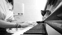 VIDEO / Melissa Satta si esibisce sui social. Eccola alle prese col pianoforte