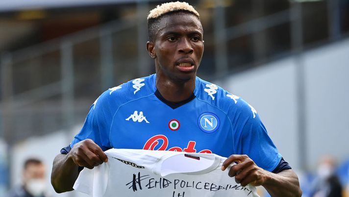 Napoli's Nigerian forward Victor Osimhen holds up a t-shirt with the inscription 'End police brutality in Nigeria' as he celebrates scoring a goal against Atalanta during Italian Serie A football match Napoli vs Atalanta on October 17, 2020 at the San Paolo stadium in Naples. (Photo by alberto pizzoli / AFP) (Photo by ALBERTO PIZZOLI/AFP via Getty Images) Calemme (AS): “Osimhen è davvero a pezzi, sembra la controfigura: un’assurdità” - immagine 1