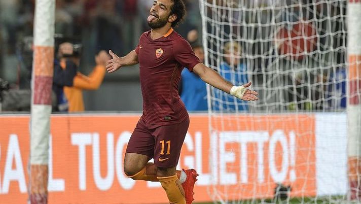 AS Roma's midfielder from Egypt Mohamed Salah celebrates after scoring a goal during the Italian Serie A football match AS Roma vs Crotone on September 21, 2016 at Rome's Olympic stadium. / AFP / ANDREAS SOLARO (Photo credit should read ANDREAS SOLARO/AFP/Getty Images) La Roma sorride: una magia su punizione di Salah stende il Ghana. E ora… - immagine 1
