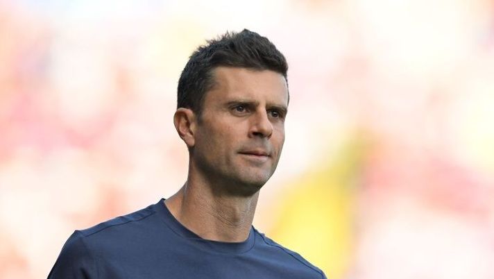 BOLOGNA, ITALY - OCTOBER 22: Thiago Motta head coach of Bologna FC during the Serie A TIM match between Bologna FC and Frosinone Calcio at Stadio Renato Dall'Ara on October 22, 2023 in Bologna, Italy. (Photo by Alessandro Sabattini/Getty Images) Motta: “Quando può tornare Orsolini, come ho visto Saelemaekers e su Zirkzee…” - immagine 1