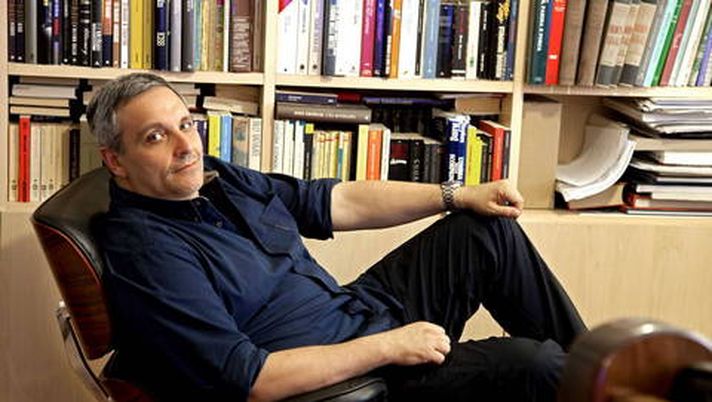 De Giovanni ironizza sullo stadio a Bagnoli: “A Capri sarebbe piccolo ma raffinato!” - immagine 1