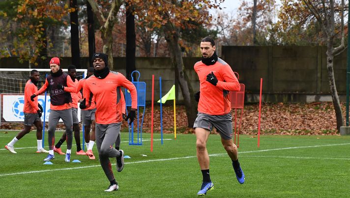 CAIRATE, ITALY - NOVEMBER 23: Zlatan Ibrahimovic and Rafael Leao of AC Milan in action during a AC Milan training session at Milanello on November 23, 2021 in Cairate, Italy. (Photo by Claudio Villa/AC Milan via Getty Images)