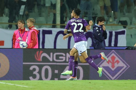 FLORENCE, ITALY - AUGUST 18: Arthur Mendonça Cabral of ACF Fiorentina and Nicolas Ivan Gonzalez of ACF Fiorentina celebrates after scoring a goal during the UEFA Europa Conference League 2022/23 Play-offs First Leg match between ACF Fiorentina and FC Twente at Artemio Franchi on August 18, 2022 in Florence, Italy. (Photo by Gabriele Maltinti/Getty Images) Consigli Fantacalcio, 5 attaccanti per la 27a giornata: Petagna e Ibra possono ritrovare il gol perduto- immagine 4