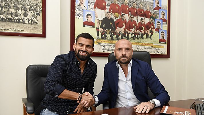 Foto LaPresse - Fabio Ferrari
11/08/2017 Torino (Italia)
Sport 
Tomás Rincón, nuovo giocatore del Torino Fc.
Nella foto:Tomás Rincón in sede con Gianluca Petrachi

Photo LaPresse - Fabio Ferrari
August 11, 2017  Turin ( Italy ) 
Sport 
Tomás Rincón, new player of Torino Fc.
In the pic:Tomás Rincón 