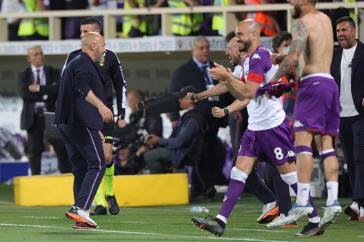 FLORENCE, ITALY - MAY 21: Vincenzo Italiano manager of ACF Fiorentina celebrates the victory after during the Serie A match between ACF Fiorentina and Juventus at Stadio Artemio Franchi on May 21, 2022 in Florence, Italy. (Photo by Gabriele Maltinti/Getty Images) La Fiorentina svela gli obiettivi segreti dei giocatori per la stagione 21/22- immagine 2