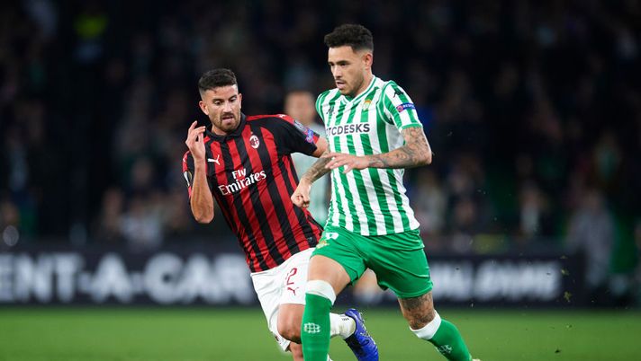 SEVILLE, SPAIN - NOVEMBER 08: Mateo Musacchio of AC Milan duels for the ball with Arnaldo Antonio Sanabria of Real Betis during the UEFA Europa League Group F match between Real Betis and AC Milan at Estadio Benito Villamarin on November 8, 2018 in Seville, Spain. (Photo by Aitor Alcalde/Getty Images) SEVILLE, SPAIN - NOVEMBER 08: Mateo Musacchio of AC Milan duels for the ball with Arnaldo Antonio Sanabria of Real Betis during the UEFA Europa League Group F match between Real Betis and AC Milan at Estadio Benito Villamarin on November 8, 2018 in Seville, Spain. (Photo by Aitor Alcalde/Getty Images)