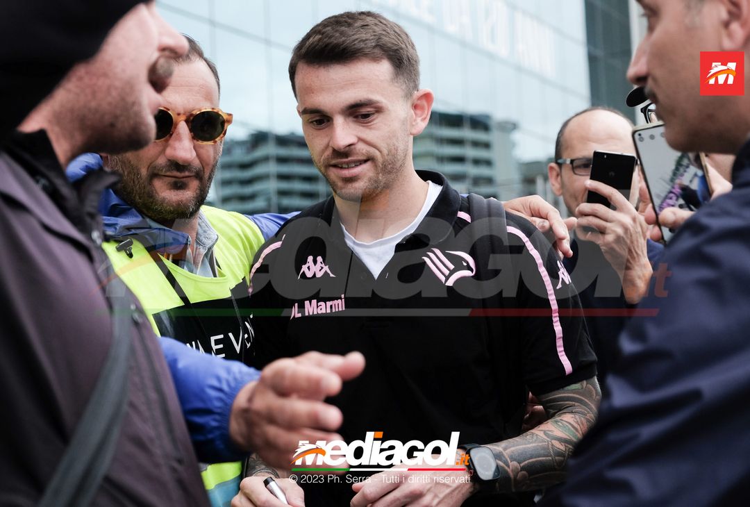 FOTO Cagliari-Palermo, i Rosanero in partenza dal “Renzo Barbera” (GALLERY) - immagine 40