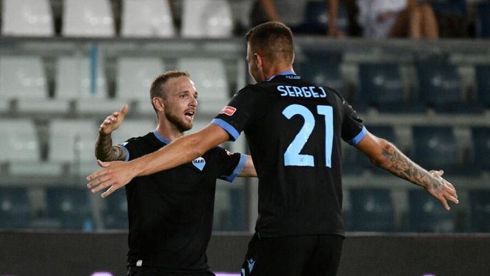 EMPOLI, ITALY - AUGUST 21: Manuel Lazzari of SS Lazio celebrates after scoring the second goal of his team with teammates during the Serie A match between Empoli FC v SS Lazio at Stadio Carlo Castellani on August 21, 2021 in Empoli, Italy. (Photo by Marco Rosi - SS Lazio/Getty Images) Lazio, da Lazzari e Luis Alberto al tridente: la formazione provata per il derby - immagine 1