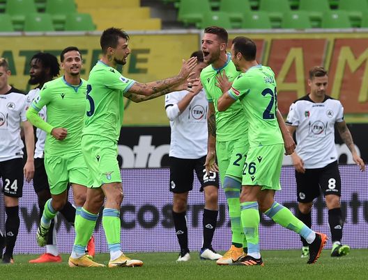CESENA, ITALY - DECEMBER 05: Sergej Milinkovic Savic of SS Lazio celebrates with his teammates after scoring goal 0-2 during the Serie A match between Spezia Calcio and SS Lazio at Stadio Alberto Picco on December 5, 2020 in La Spezia, Italy. (Photo by Giuseppe Bellini/Getty Images) CESENA, ITALY - DECEMBER 05: Sergej Milinkovic Savic of SS Lazio celebrates with his teammates after scoring goal 0-2 during the Serie A match between Spezia Calcio and SS Lazio at Stadio Alberto Picco on December 5, 2020 in La Spezia, Italy. (Photo by Giuseppe Bellini/Getty Images)