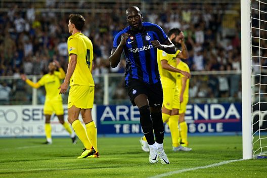 PESCARA, ITALY - AUGUST 06: Romelu Lukaku of FC Internazionale celebrates with teammates after scoring his team's first goal during the friendly match between FC Internazionale v Villarreal CF at Adriatico Stadium on August 06, 2022 in Pescara, Italy. (Photo by Mattia Ozbot - Inter/Inter via Getty Images) Inter, Inzaghi sorride. Buone notizie dall’infermeria in vista della Fiorentina- immagine 2