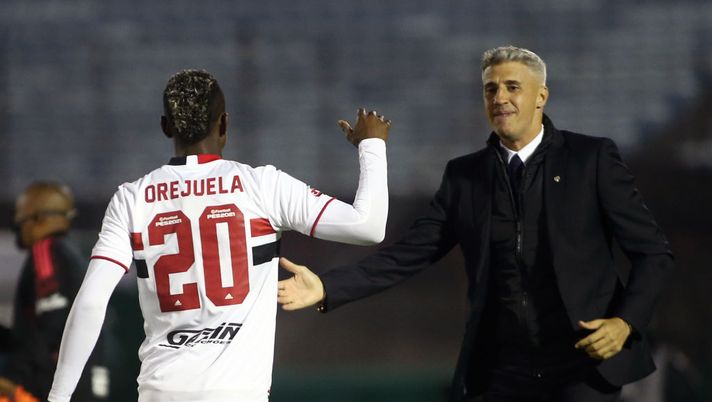 MONTEVIDEO, URUGUAY - MAY 12: Luis Manuel Orejuela of Sao Paulo celebrates with his head coach Hernan Crespo after scoring the first goal of his team during a match between Rentistas and Sao Paulo as part of group E of Copa CONMEBOL Libertadores 2021 at Centenario Stadium on May 12, 2021 in Montevideo, Uruguay. (Photo by Ernesto Ryan/Getty Images) MONTEVIDEO, URUGUAY - MAY 12: Luis Manuel Orejuela of Sao Paulo celebrates with his head coach Hernan Crespo after scoring the first goal of his team during a match between Rentistas and Sao Paulo as part of group E of Copa CONMEBOL Libertadores 2021 at Centenario Stadium on May 12, 2021 in Montevideo, Uruguay. (Photo by Ernesto Ryan/Getty Images)
