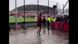 Ajax, tutti pazzi per Lucca: il nubifragio non ferma i tifosi | VIDEO