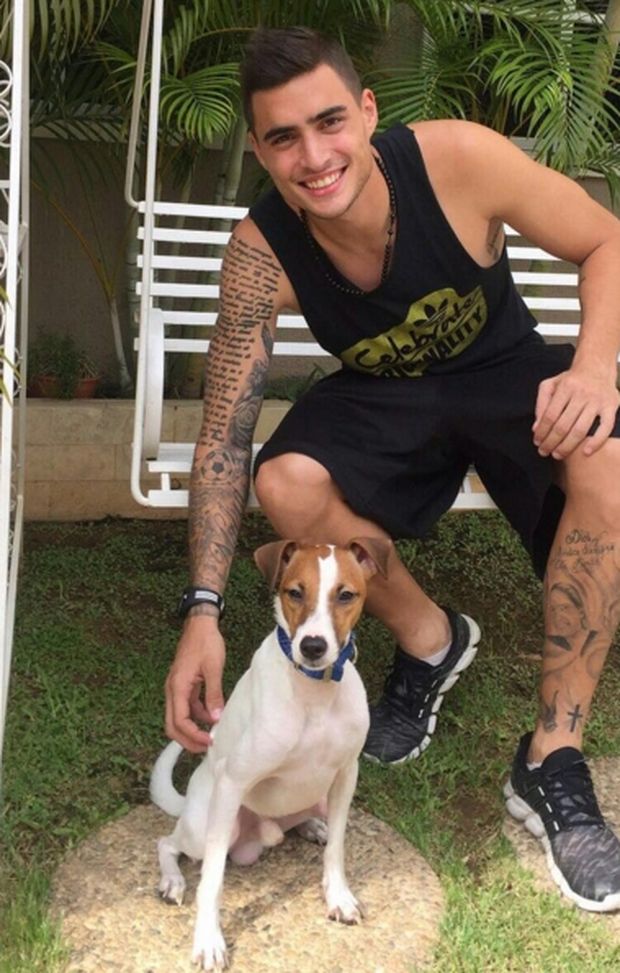  Quando abbassa i calzettoni Manuel scopre altri tatuaggi 