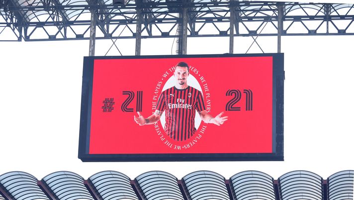 Il cartellone di San Siro annuncia l'ingresso di Zlatan Ibrahimovic in Milan-Sampdoria (credits: GETTY Images) 