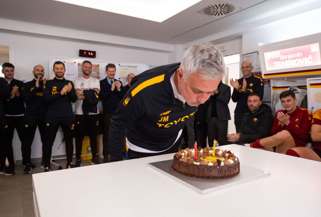 La torta e il video dei dipendenti: i 60 anni di Mourinho a Trigoria – FOTO GALLERY - immagine 2