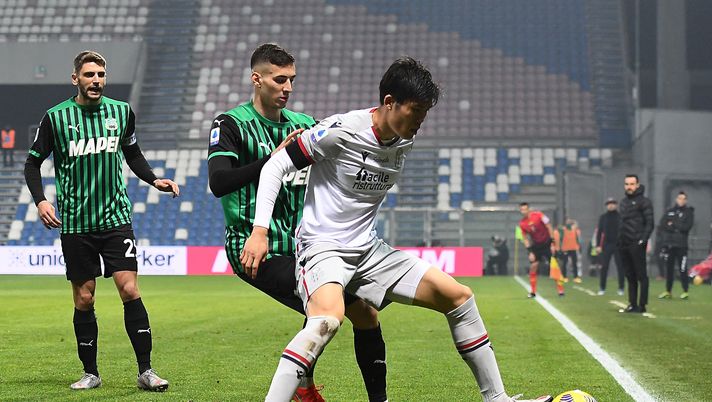 REGGIO NELL'EMILIA, ITALY - FEBRUARY 20: Takehiro Tomiyasu of Bologna FC competes for the ball with Mert Muldur of US Sassuolo during the Serie A match between US Sassuolo and Bologna FC at Mapei Stadium - Città del Tricolore on February 20, 2021 in Reggio nell'Emilia, Italy. Sporting stadiums around Italy remain under strict restrictions due to the Coronavirus Pandemic as Government social distancing laws prohibit fans inside venues resulting in games being played behind closed doors. (Photo by Alessandro Sabattini/Getty Images) REGGIO NELL'EMILIA, ITALY - FEBRUARY 20: Takehiro Tomiyasu of Bologna FC competes for the ball with Mert Muldur of US Sassuolo during the Serie A match between US Sassuolo and Bologna FC at Mapei Stadium - Città del Tricolore on February 20, 2021 in Reggio nell'Emilia, Italy. Sporting stadiums around Italy remain under strict restrictions due to the Coronavirus Pandemic as Government social distancing laws prohibit fans inside venues resulting in games being played behind closed doors. (Photo by Alessandro Sabattini/Getty Images)