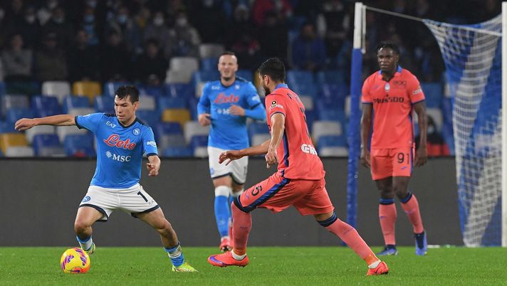 NAPLES, ITALY - DECEMBER 04: Hirving Lozano of Napoli during the Serie A match between SSC Napoli and Atalanta BC at Stadio Diego Armando Maradona on December 04, 2021 in Naples, Italy. (Photo by SSC NAPOLI/SSC NAPOLI via Getty Images) Salvione: “Atalanta-Napoli, serve la partita perfetta. Di Lorenzo assenza pesante” - immagine 1