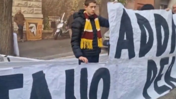 Quando Giacomo Losi era la coreografia del derby di Roma: stendardo regalato al figlio - immagine 1