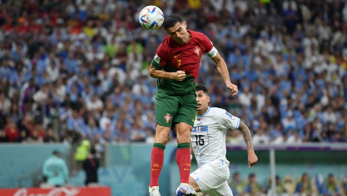 LUSAIL CITY, QATAR - NOVEMBER 28: Cristiano Ronaldo of Portugal attempts to head the ball as Bruno Fernandes (not pictured) scores their team's first goal during the FIFA World Cup Qatar 2022 Group H match between Portugal and Uruguay at Lusail Stadium on November 28, 2022 in Lusail City, Qatar. (Photo by Justin Setterfield/Getty Images) Lalas rivela che CR7…vuole il gol: “Ha scritto a Piers Morgan dagli spogliatoi dicendo che l’ha toccata” - immagine 1