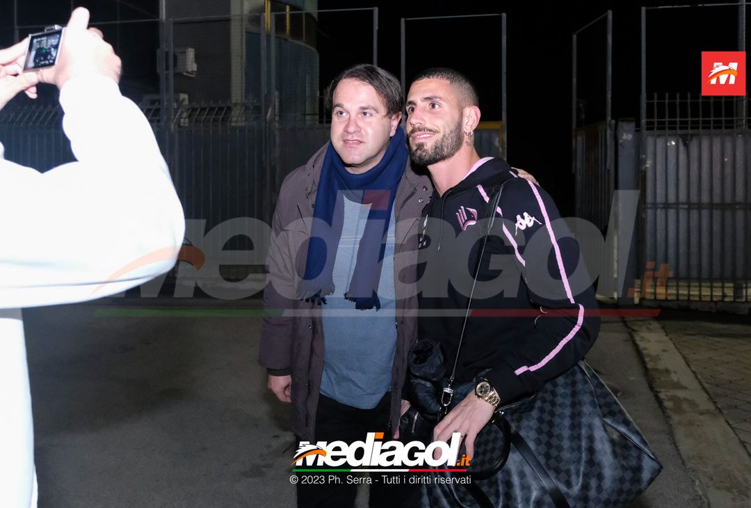 FOTO Palermo, i rosanero ritornano a Palermo dopo il la vittoria ad Ascoli (Gallery) - immagine 10
