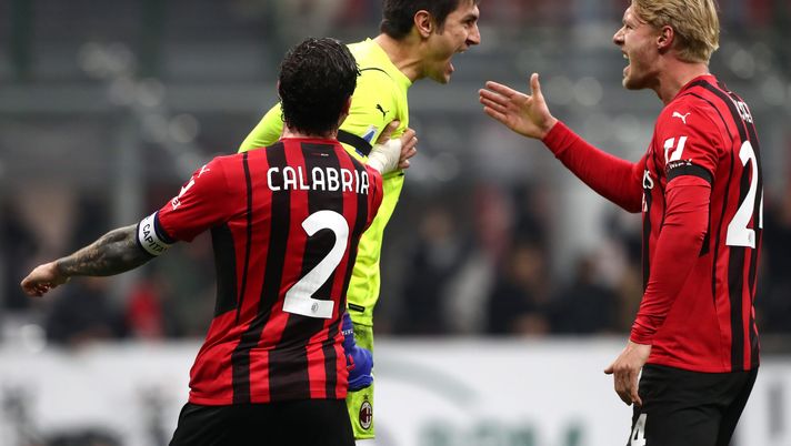 MILAN, ITALY - NOVEMBER 07: Ciprian Tatarusanu of AC Milan is congratulated by teammates Davide Calabria and Simon Kjaer after saving a penalty during the Serie A match between AC Milan and FC Internazionale at Stadio Giuseppe Meazza on November 07, 2021 in Milan, Italy. (Photo by Marco Luzzani/Getty Images) Milan, Tatarusanu: “Voglio che l’Italia si qualifichi al mondiale” | News - immagine 1