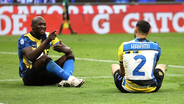 MILAN, ITALY - MAY 12: Romelu Lukaku of FC Internazionale celebrates after scoring their sides third goal with team mate Achraf Hakimi during the Serie A match between FC Internazionale and AS Roma at Stadio Giuseppe Meazza on May 12, 2021 in Milan, Italy. Sporting stadiums around Italy remain under strict restrictions due to the Coronavirus Pandemic as Government social distancing laws prohibit fans inside venues resulting in games being played behind closed doors. (Photo by Marco Luzzani/Getty Images) MILAN, ITALY - MAY 12: Romelu Lukaku of FC Internazionale celebrates after scoring their sides third goal with team mate Achraf Hakimi during the Serie A match between FC Internazionale and AS Roma at Stadio Giuseppe Meazza on May 12, 2021 in Milan, Italy. Sporting stadiums around Italy remain under strict restrictions due to the Coronavirus Pandemic as Government social distancing laws prohibit fans inside venues resulting in games being played behind closed doors. (Photo by Marco Luzzani/Getty Images)