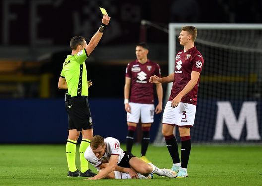 TURIN, ITALY - OCTOBER 30: Perr Schuurs of Torino FC is shown a yellow card during the Serie A match between Torino FC and AC MIlan at Stadio Olimpico di Torino on October 30, 2022 in Turin, Italy. (Photo by Valerio Pennicino/Getty Images) Juric confeziona lo scherzetto a Pioli: Diavolo imbrigliato e cambi giusti- immagine 3