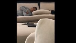 VIDEO / Cancelo si addormenta sul divano e puntuale arriva la presa in giro di Rafinha