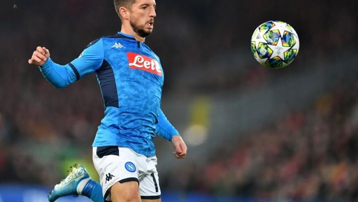 Napoli's Belgian forward Dries Mertens runs in to scores the opening goal during the UEFA Champions league Group E football match between Liverpool and Napoli at Anfield in Liverpool, north west England on November 27, 2019. (Photo by Paul ELLIS / AFP) (Photo by PAUL ELLIS/AFP via Getty Images) Mertens da 6 in pagella? Sorpresa con Gazzetta: “Merita senza voto” - immagine 1