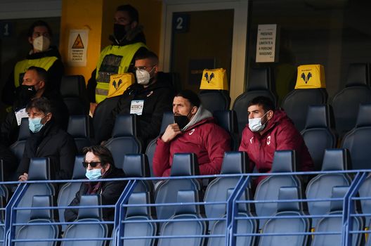 Ibrahimovic e Theo Hernandez, infortunati, mentre assistono alla sfida fra Verona e Milan. Ibrahimovic e Theo Hernandez, infortunati, mentre assistono alla sfida fra Verona e Milan.