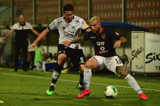 LA SPEZIA, ITALY - JULY 10: Riccardo Marchizza of Spezia Calcio competes for the ball with striker Mirko Carretta of Cosenza Calcio during the Serie B match between Spezia Calcio and Cosenza Calcio at Stadio Alberto Picco on July 10, 2020 in La Spezia, Italy. (Photo by Pier Marco Tacca/Getty Images for Lega Serie B) LA SPEZIA, ITALY - JULY 10: Riccardo Marchizza of Spezia Calcio competes for the ball with striker Mirko Carretta of Cosenza Calcio during the Serie B match between Spezia Calcio and Cosenza Calcio at Stadio Alberto Picco on July 10, 2020 in La Spezia, Italy. (Photo by Pier Marco Tacca/Getty Images for Lega Serie B)