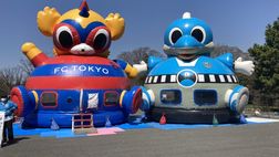 Gonfiabili e cartellino rosso: treble Kawasaki Frontale nel derby di Tokyo