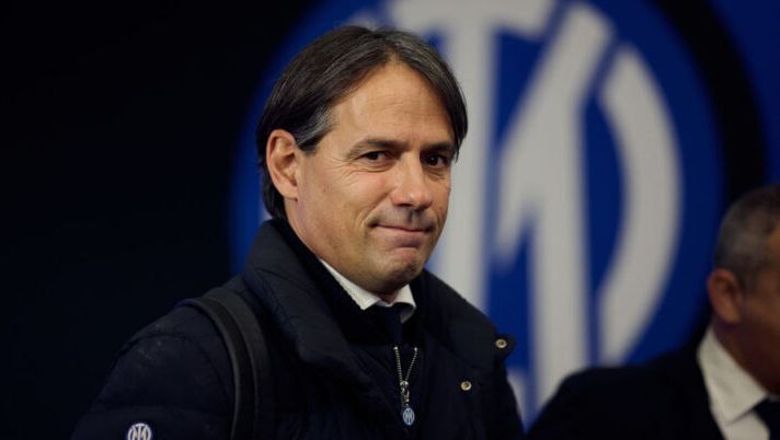 MILAN, ITALY - FEBRUARY 28: Head Coach Simone Inzaghi of FC Internazionale arrives at the stadium prior to the Serie A TIM match between FC Internazionale and Atalanta BC - Serie A TIM at Stadio Giuseppe Meazza on February 28, 2024 in Milan, Italy. (Photo by Mattia Ozbot - Inter/Inter via Getty Images) Gazzetta: “Il Liverpool pensa a Inzaghi ma lui vuole restare all’Inter: per il rinnovo…” - immagine 1
