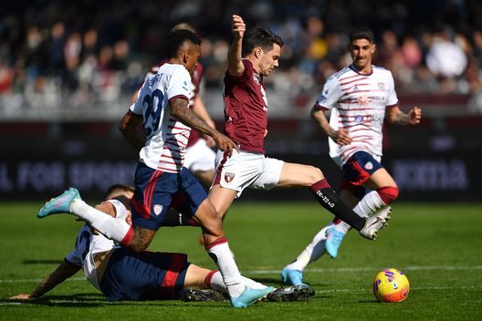 TURIN, ITALY - FEBRUARY 27: Josip Brekalo of Torino FC is tackled by Giorgio Altare of Cagliari Calcio during the Serie A match between Torino FC and Cagliari Calcio at Stadio Olimpico di Torino on February 27, 2022 in Turin, Italy. (Photo by Valerio Pennicino/Getty Images)