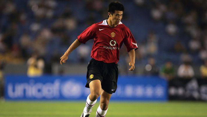 BEIJING, CHINA - JULY 26: (CHINA OUT) Dong Fangzhuo of Manchester United in action during a pre-season friendly match between the Manchester United and the Beijing Hyundai at Workers' Stadium on July 26, 2005 in Beijing, China. Manchester United defeated Beijing Hyundai 3-0. (Photo by China Photos/Getty Images) BEIJING, CHINA - JULY 26: (CHINA OUT) Dong Fangzhuo of Manchester United in action during a pre-season friendly match between the Manchester United and the Beijing Hyundai at Workers' Stadium on July 26, 2005 in Beijing, China. Manchester United defeated Beijing Hyundai 3-0. (Photo by China Photos/Getty Images)