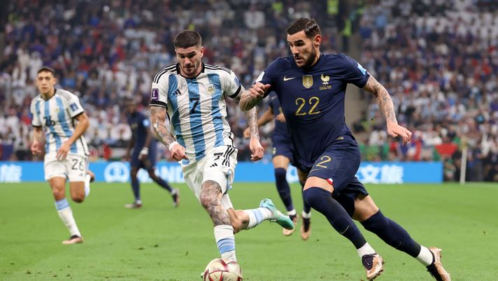 LUSAIL CITY, QATAR - DECEMBER 18: Rodrigo De Paul of Argentina battles for possession with Theo Hernandez of France during the FIFA World Cup Qatar 2022 Final match between Argentina and France at Lusail Stadium on December 18, 2022 in Lusail City, Qatar. (Photo by Julian Finney/Getty Images) Gazzetta boccia Theo, voto horror: “Affonda preoccupato da Messi, non morde” - immagine 1