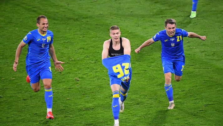 GLASGOW, SCOTLAND - JUNE 29: Artem Dovbyk of Ukraine celebrates with Yevhen Makarenko and Oleksandr Karavaev after scoring their side's second goal during the UEFA Euro 2020 Championship Round of 16 match between Sweden and Ukraine at Hampden Park on June 29, 2021 in Glasgow, Scotland. (Photo by Andy Buchanan - Pool/Getty Images) GLASGOW, SCOTLAND - JUNE 29: Artem Dovbyk of Ukraine celebrates with Yevhen Makarenko and Oleksandr Karavaev after scoring their side's second goal during the UEFA Euro 2020 Championship Round of 16 match between Sweden and Ukraine at Hampden Park on June 29, 2021 in Glasgow, Scotland. (Photo by Andy Buchanan - Pool/Getty Images)