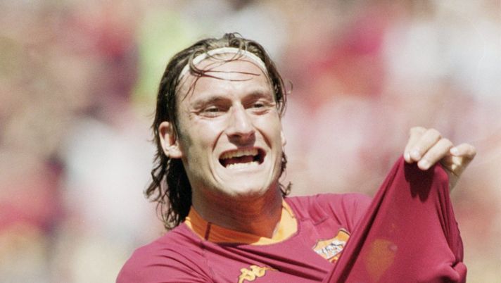 17 Jun 2001: Francesco Totti of Roma celebrates the opening goal in the Serie A match against Parma at the Stadio Olimpico in Rome. Roma won 3-1 to take the Scudetto. Mandatory Credit: Claudio Villa/Allsport Totti ricorda lo scudetto della Roma: “Indimenticabile” - immagine 1